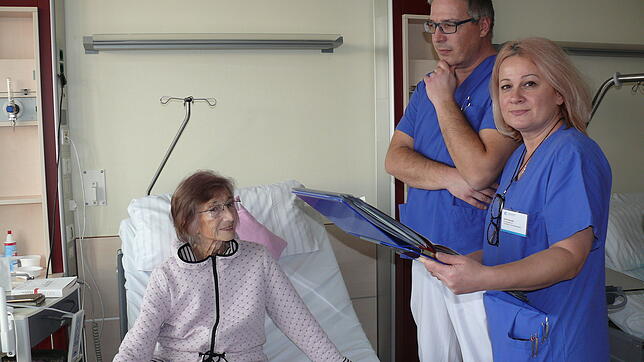 Tarik Secerkadic und Ermina Ramic sind Pflegekräfte auf Station H am Klinikum. Hier kümmern sie sich um Patientin Dorothea Karle aus ...