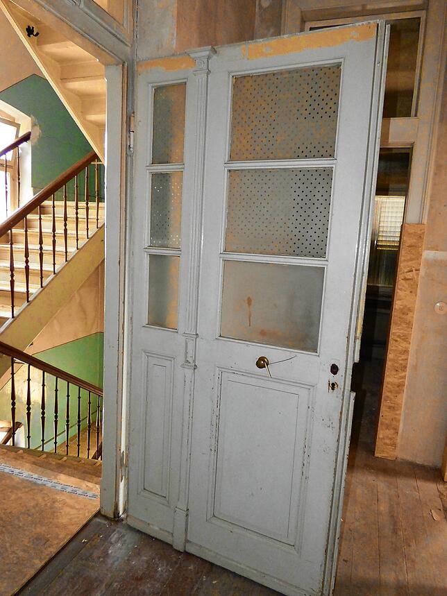 Eingangstür zur ehemaligen Wohnung im ersten Obergeschoss.