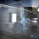 Pflegepersonal arbeitet auf der Intensivstation eines Krankenhauses im Kanton Schwyz, das Bild entstand im Oktober 2020.