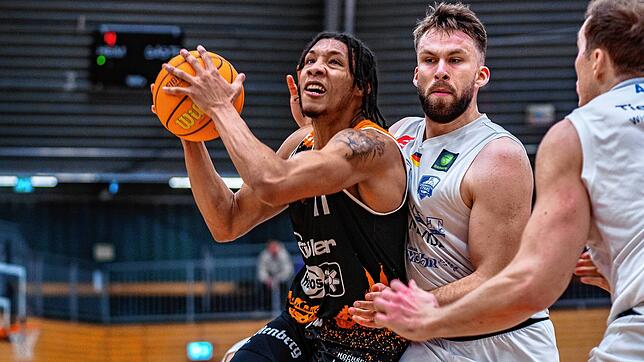 Devonte McCall versucht in dieser Szene, sich gegen zwei Bochumer durchzusetzen. McCall war der beste Punktesammler der Panthers, aber ...