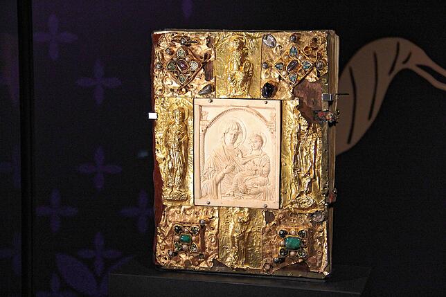Das Evangelistar von Poussay stammt aus Frankreich und ist eine Leihgabe der Bibliothèque Nationale de France. An dem kostbaren ...