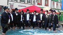 Nach dem Gottesdienst nehmen die Junggesellen ein Bad im Brunnen am Oberen Tor.