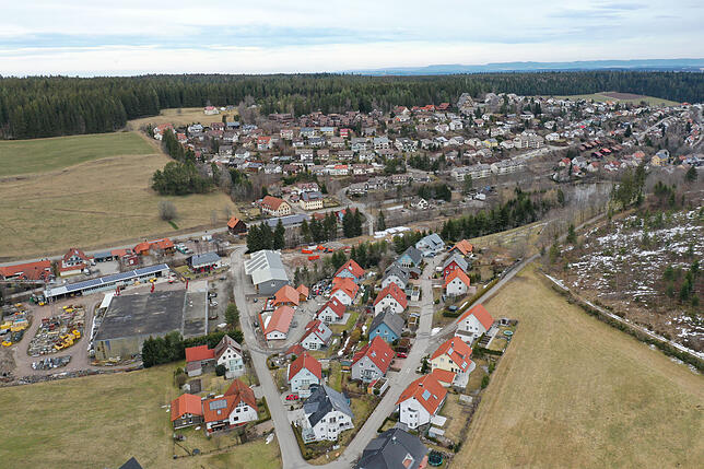 Die Tour um Unterkirnach eröffnet bezaubernde Einblicke in ein kerniges Stück Schwarzwald. Unser Bild zeigt aus Richtung des Friedhofs ...