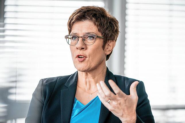 Annegret Kramp-Karrenbauer, Verteidigungsministerin