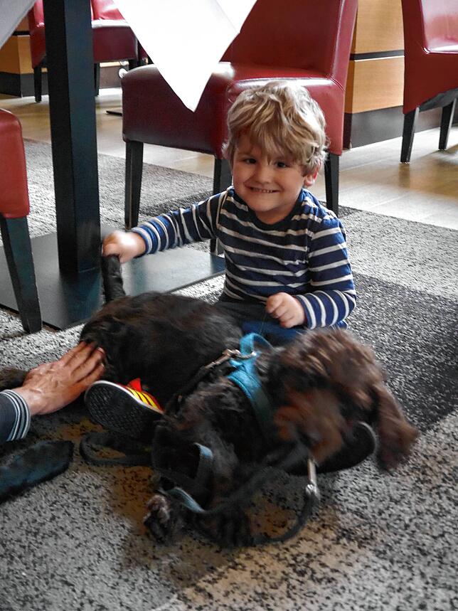 Nick mit einem Hund der Assistenzhundetrainerin.