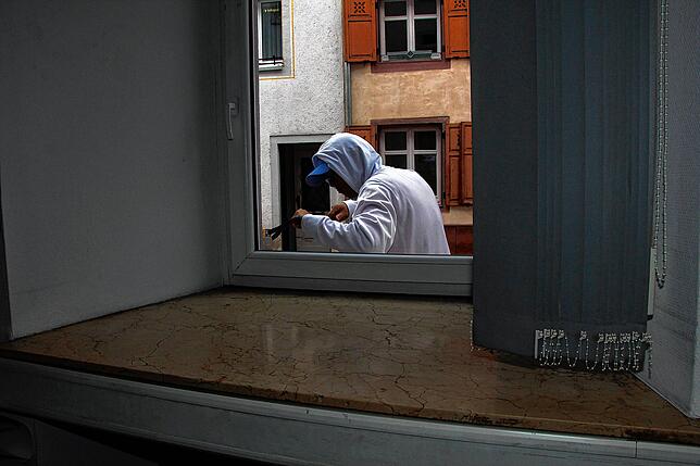 Kann die Polizei die neue Einbruchwelle brechen? Unser Symbolbild zeigt die Szene, vor der sich viele fürchten: Der Einbrecher steht vor ...