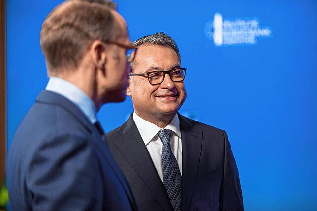 Joachim Nagel (rechts), neuer Präsident der Deutschen Bundesbank, lächelt während der Amtswechselfeier der Bundesbank. In einer ...