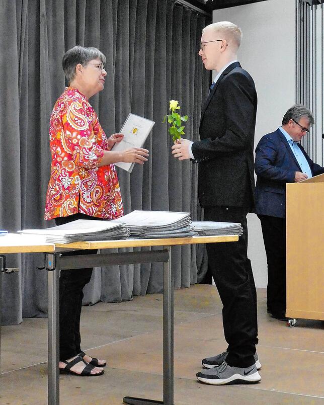 Bild 23: In der Aula des Gymnasiums wurden den 65 Abiturienten feierlich ihre Zeugnisse überreicht