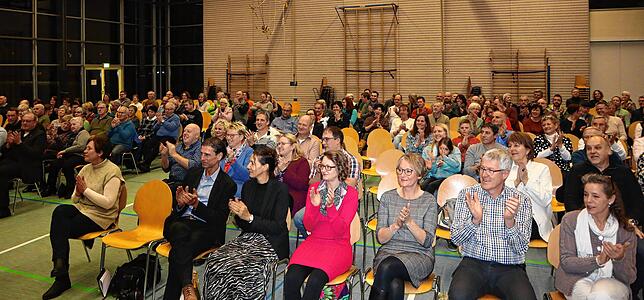Rund 170 Schwenninger Bürger und Gäste weilten am Samstagabend in der Heuberghalle. Mit ihrem Applaus erfreute die Besucherinnen und ...