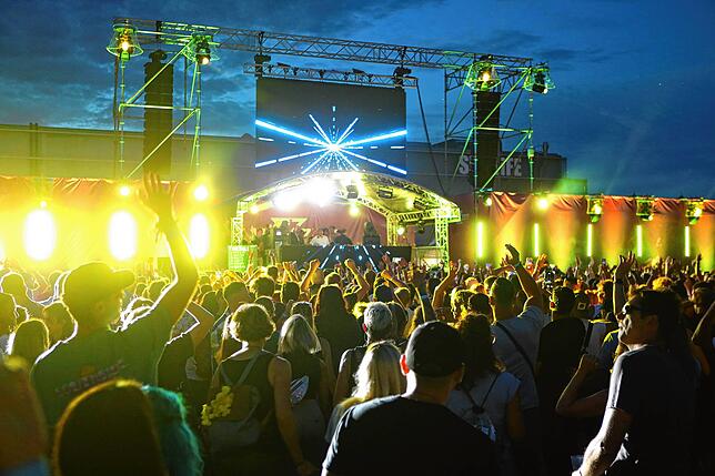 Bild 3: Elektro-Fans versammeln sich am See: Klein Venedig wird am Samstagabend zur Freiluftparty