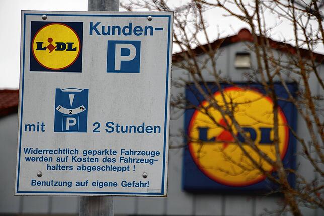 Klare Beschilderung auf dem Lidl-Parkplatz. Und das sogar mehrfach.
