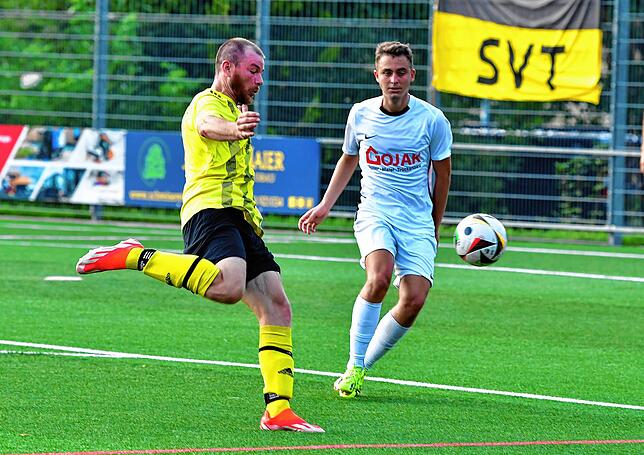 Torgarant: Für Trainer Simon Niesner ist Torjäger Adrian Malzacher (links) ein wichtiger Leistungsträger. Der Stürmer erzielte 15 der 35 ...