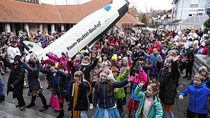 Die Brigachtaler Schüler führen vor dem Rathaus ihren Narrentanz vor.