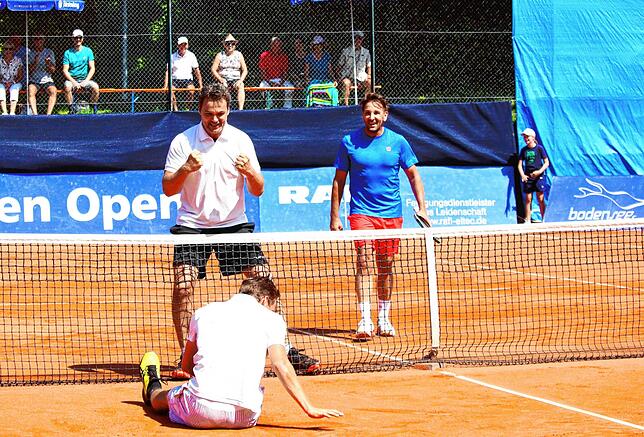 Markus Baur (oben links) freut sich über einen Punkt, den er im Show-Doppel bei den Überlingen Open 2019 mit Mark Keller (rechts) ...