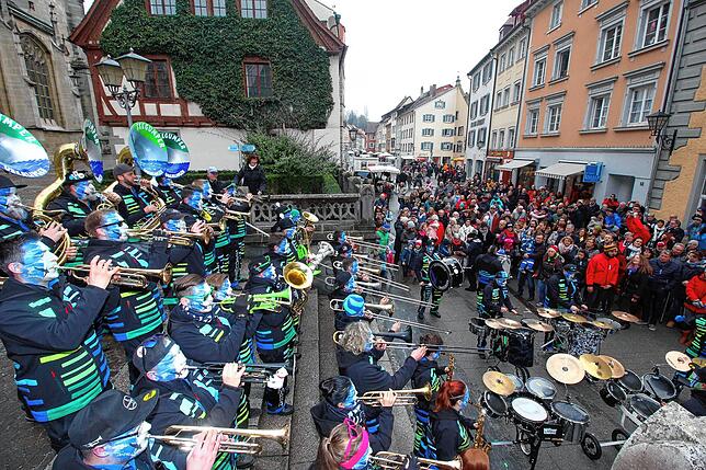 Die erste Überlinger Guggenmusik, die „Seegumper“, spielen hier auf der Rathaustreppe.
