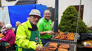 Adelbert Zeller und Oliver Bock (von links, Archivbild) am Stand des Schwarzwaldvereins: Mit dem Tengener Josefsmarkt wird die ...