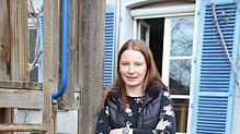 Natalie Gatzka lehnt an einem Spielgerät am Kinderhaus Alte Schule. Die 36-Jährige freut sich auf die neue berufliche Herausforderung in ...