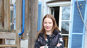 Natalie Gatzka lehnt an einem Spielgerät am Kinderhaus Alte Schule. Die 36-Jährige freut sich auf die neue berufliche Herausforderung in ...