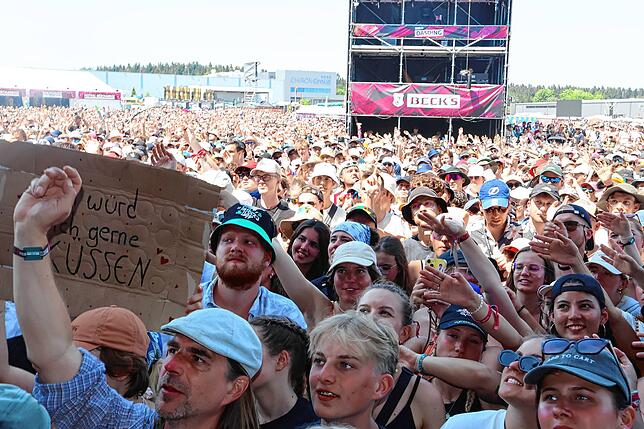Bild 13: Moshpit und Feierlaune vor den Bühnen: Das sind die besten Southside-Bilder aus den ersten Reihen