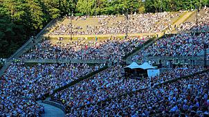 Konzerte wie hier in der Berliner Waldbühne könnten bald teurer werden. Der Chef des führenden deutschen Ticketanbieters rechnet mit ...