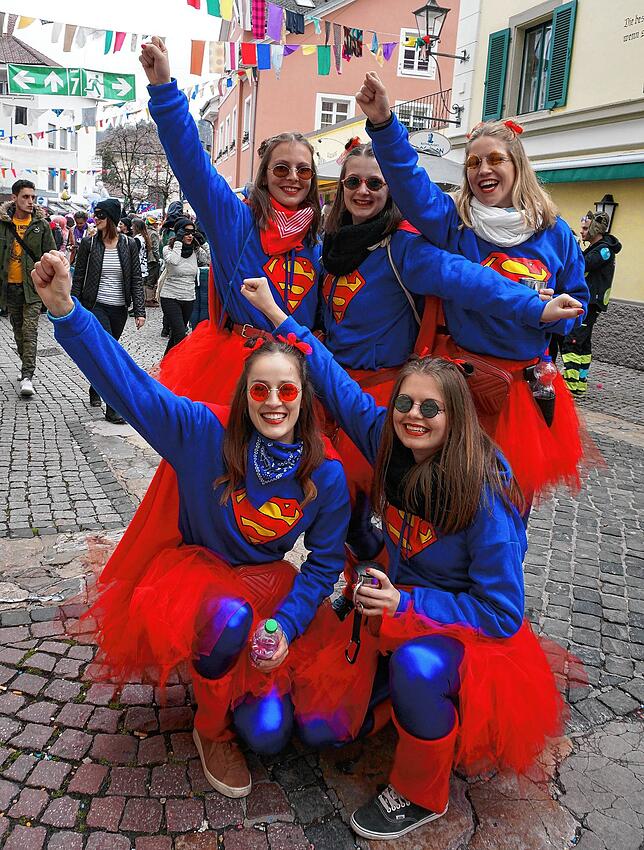 Frauenpower zeigen diese Supergirls.