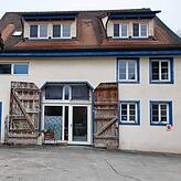 Der ausgebaute Hof von Sandra Fuchs mit aufgeklapptem Tor. Wie man darin wohl wohnt?