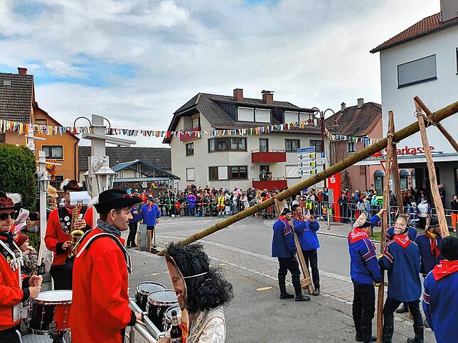Bild 7: Bilder vom Umzug und Narrenbaumstellen in Ludwigshafen bei der Krone