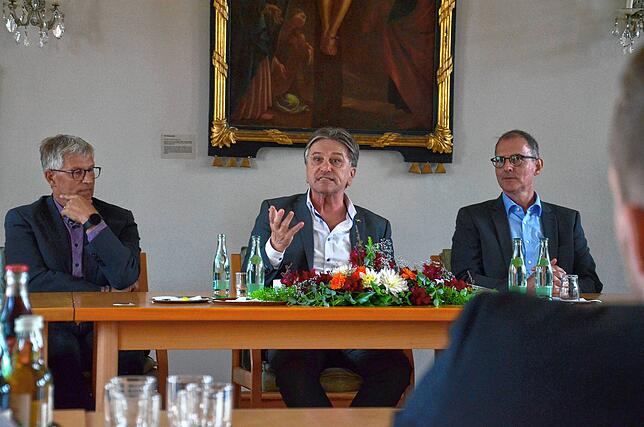 Meersburgs Bürgermeister Robert Scherer, Minister Manfred Lucha und Hagnaus Bürgermeister Volker Frede (von links) bei der Diskussion im ...