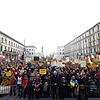 Demonstranten halten in München Plakate gegen Rassismus. In ganz Deutschland laufen seit einem Enthüllungsbericht über Geheimpläne der ...