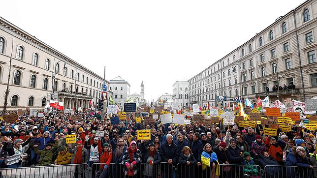 Demonstranten halten in München Plakate gegen Rassismus. In ganz Deutschland laufen seit einem Enthüllungsbericht über Geheimpläne der ...