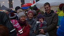 Groß und Klein besuchen den Weihnachtsmarkt.