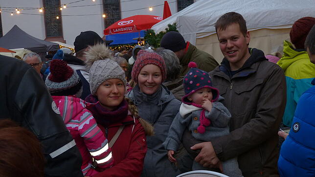 Groß und Klein besuchen den Weihnachtsmarkt.