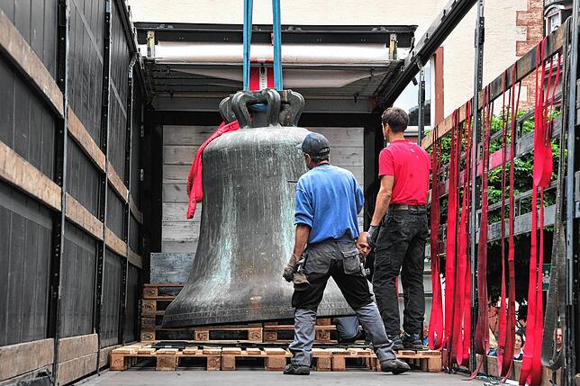 Bild 28: Eine spektakuläre Aktion: Die Münsterglocke wird in einer millimetergenauen Präzisionsarbeit aus dem Turm gehievt, zahlreiche Besucher schauen zu