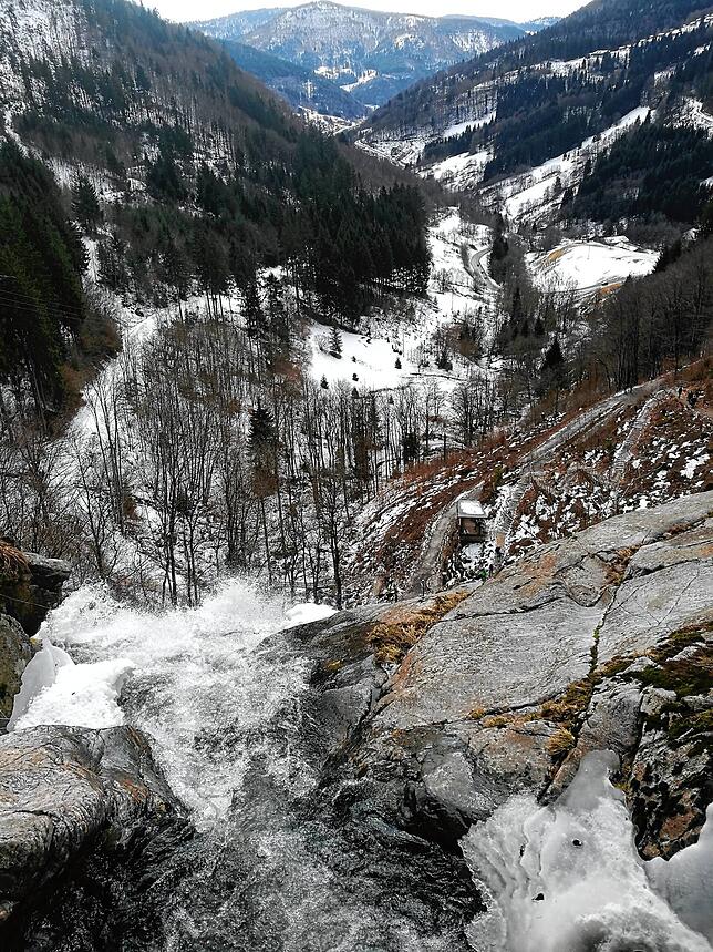 Der Blick von oben auf den Todtnauer Wasserfall und das Tal.