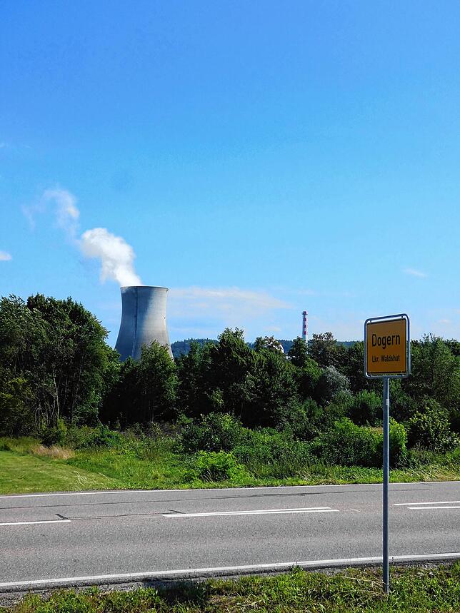 Unvermeidbar beim Blick über den Rhein: Die Ansicht das Kernkraftwerks Leibstadt.