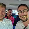 Gemeinsam im Stau vor Hagnau: Landrat Luca Payon (links), Sprecher Lars Gäbler und SÜDKURIER-Autor Benjamin Schmidt.