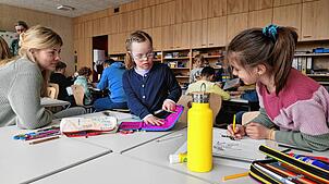 Eine Schülerin mit Downsyndrom hat in der Teuriner-Tal-Schule Freunde gefunden.