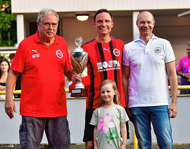 Siegerehrung: Über den Wehratalpokal 2024 freut sich Spielführer Markus Rufle (Mitte, mit Tochter Paulina). Die Siegerehrung hatten ...