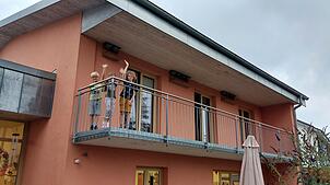 Der Kindergarten St. Joseph in Wutach-Ewattingen – vom Balkon winken Georg, Liselotte und Hannes – muss mittelfristig erweitert werden. ...