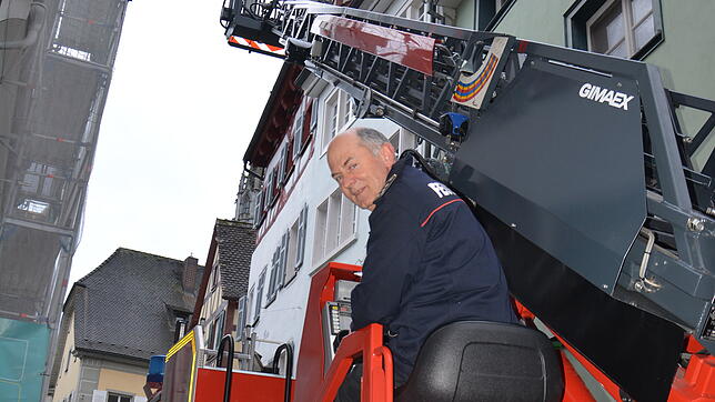 Uwe Jordan von der Feuerwehr Konstanz fährt die kleine Drehleiter in der Brückengasse in der Niederburg aus. Das wendige Einsatzfahrzeug ...