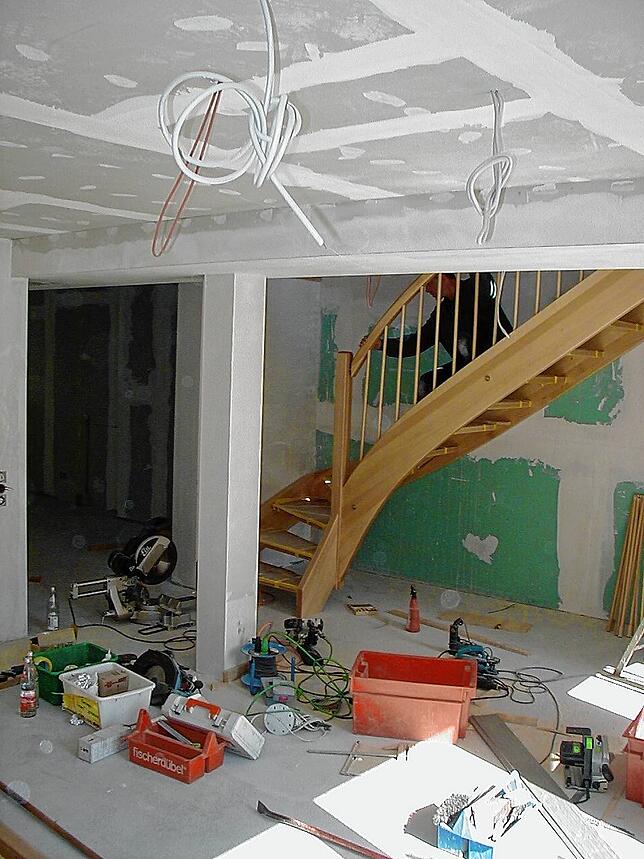 Die alten Treppen wurden durch neue ersetzt. Wo der Pfeiler ist, wurde außerdem ein Büro durch eine Schrankwand abgetrennt.