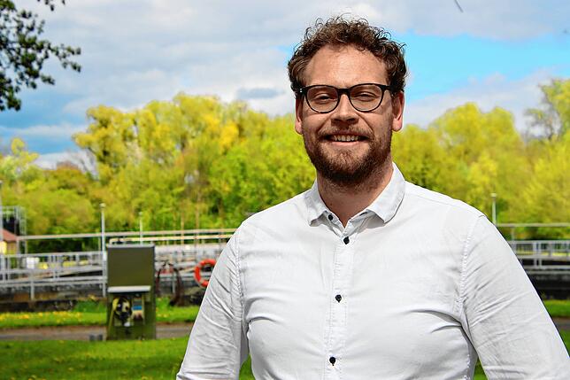 Dominik Löhle, Betriebsleiter der Radolfzeller Kläranlage, auf der weitläufigen Anlage neben dem Tierheim.