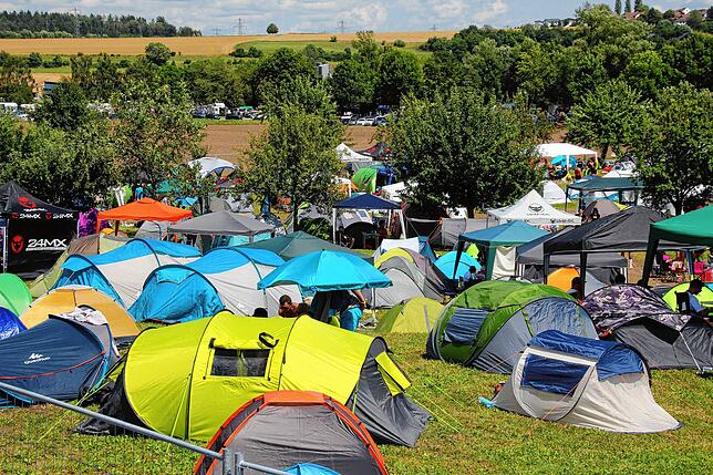 Viele hundert Festivalbesucher nutzen den Campingplatz, der unmittelbar an den Seepark angrenzt. Dank Duschcontainern und WC-Anlagen ist ...