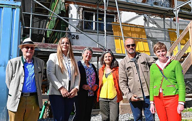 Sie freuen sich über die Sanierung (von links): Wilderich Graf von und zu Bodman, Marina Roßmann (Glücksspirale), Regina Modenbach ...