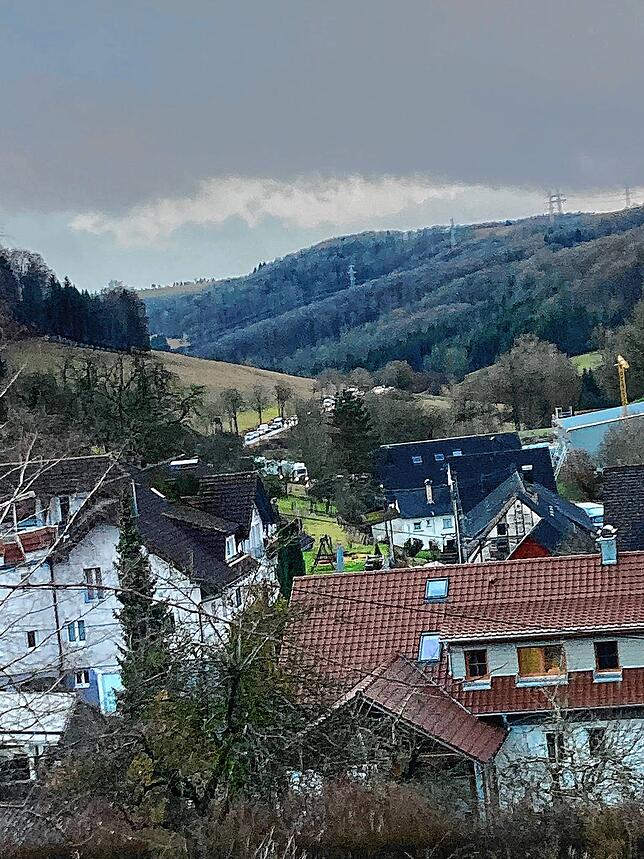 Mauchen, von der Straße „Im Grund“ mit Blick Richtung Eggingen fotografiert. Zwischen den Häusern sieht man die lange ...