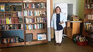 Inhaberin Kornelia Bader verbringt gerne Zeit beim Schmökern in der alten Bibliothek ihres Pfarrheims und öffnet daher die Pforten ab ...