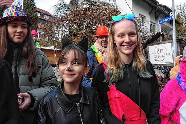 Bild 4: Narrenzunft Bitzenhofen trommelt unzählige Menschen am Festplatz in Bitzenhofen zusammen - das sind die Bilder