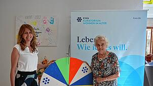 Stiftsdirektorin Ileana Rupp mit der Bewohnerin Marlies Marx am Glücksrad.  Foto: Carina Steiner