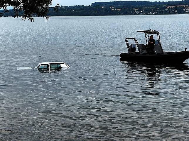 Das Auto wird aus dem See in Überlingen gezogen.
