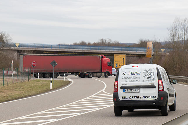 Die T-Einmündung von der A 98 auf die B 314 ist tückisch. Nicht selten müssen Autofahrer wegen langsamer LKW abbremsen. Nicht immer ...